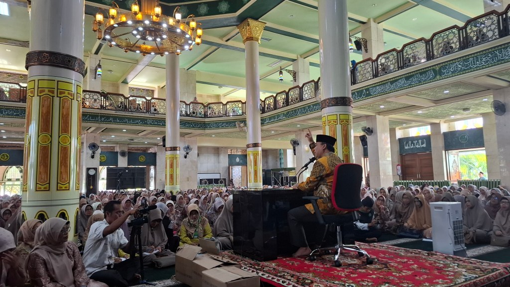Syahdunya Ramadan di Masjid Agung Ciamis: Suara Imam Muda dan Hangatnya Pesantren Lansia